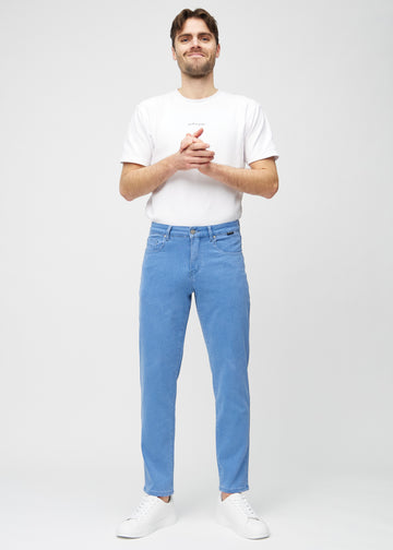Fullt bilde av modell i blå regular jeans.