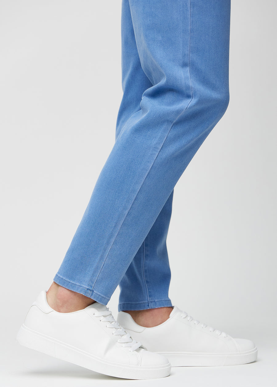 Anklene på en modell, slik at man kan se hvor løst jeansene sitter.