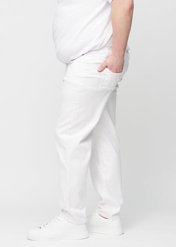 Hvite regular jeans sett fra siden på en plus-size-modell.