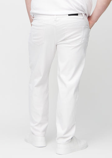 Hvite regular jeans sett bakfra på en plus-size-modell, så man kan se hele produktet.