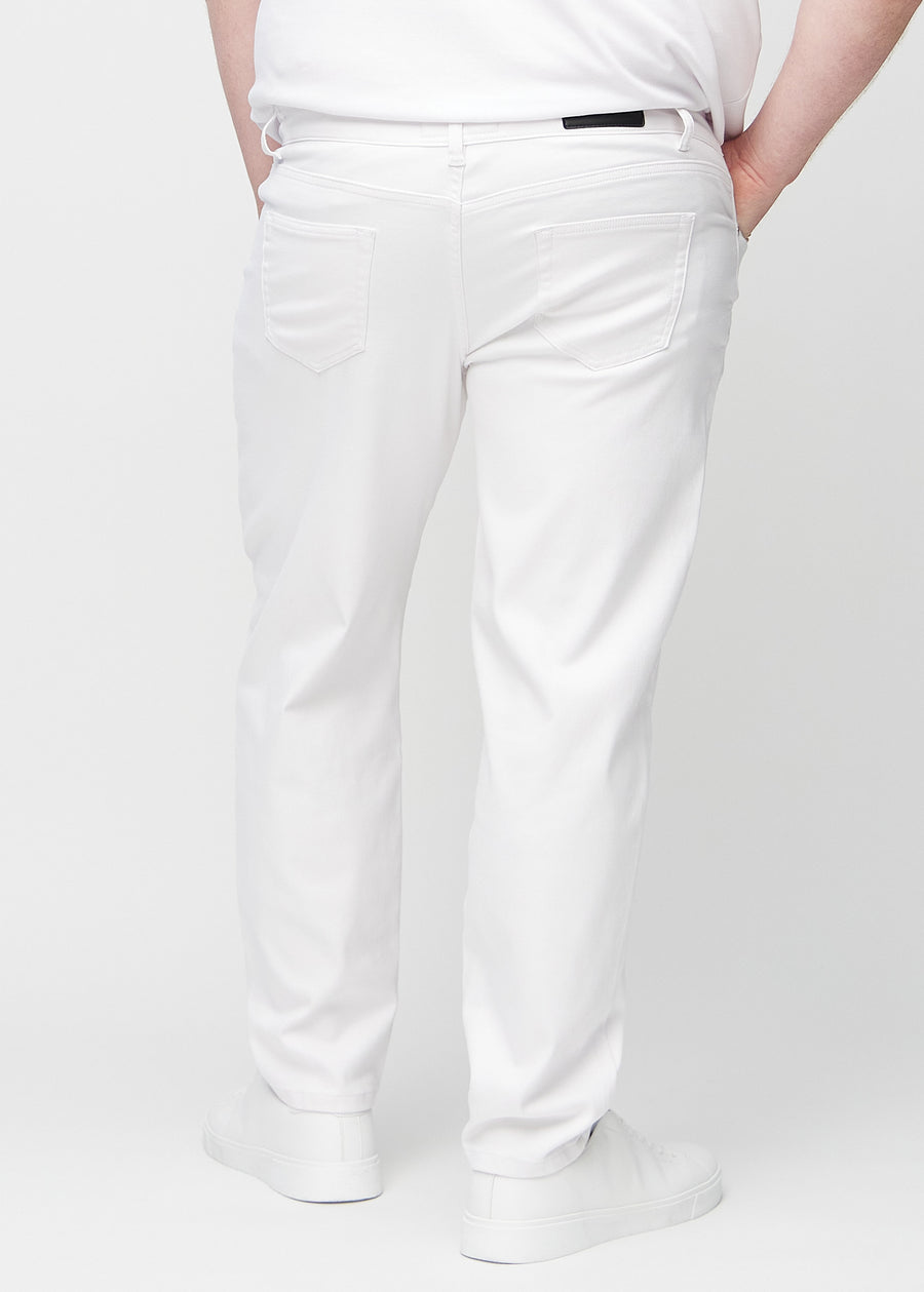Hvite regular jeans sett bakfra på en plus-size-modell, så man kan se hele produktet.