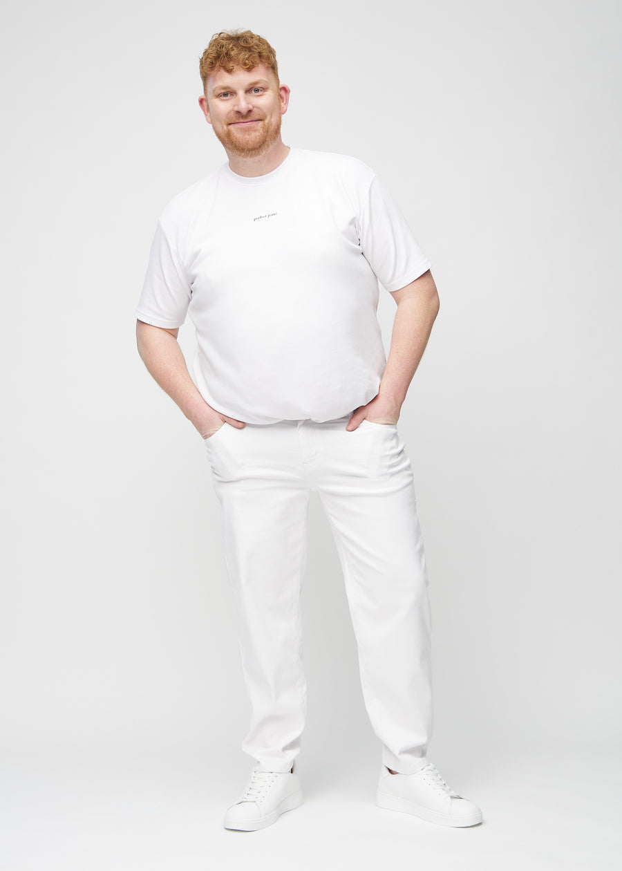 Fullt bilde av en plus-size-modell i hvite regular jeans.