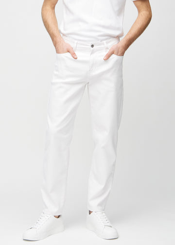 Hvite regular jeans, modellnavn Marguerites, som går rett ned langs benet, sett forfra.