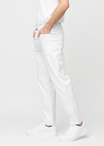 Hvite regular jeans sett fra siden på modell.