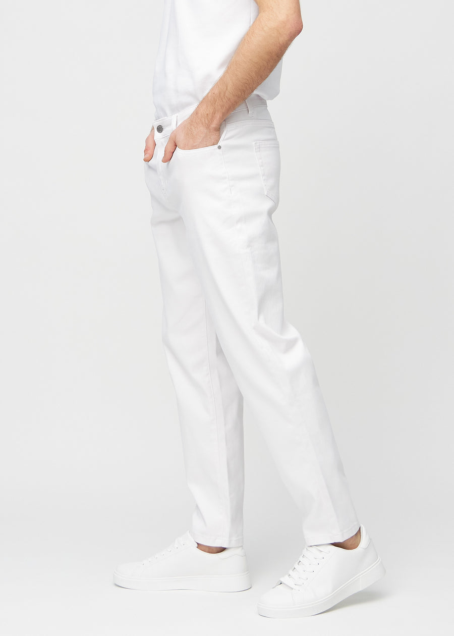 Hvite regular jeans sett fra siden på modell.