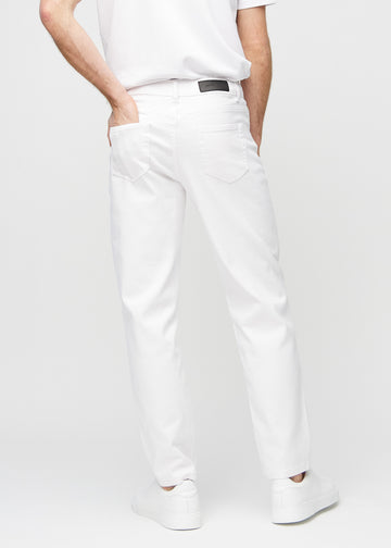Hvite regular jeans sett bakfra, så man kan se hele produktet.