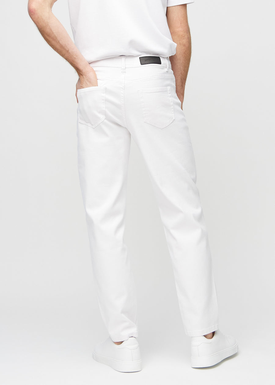 Hvite regular jeans sett bakfra, så man kan se hele produktet.