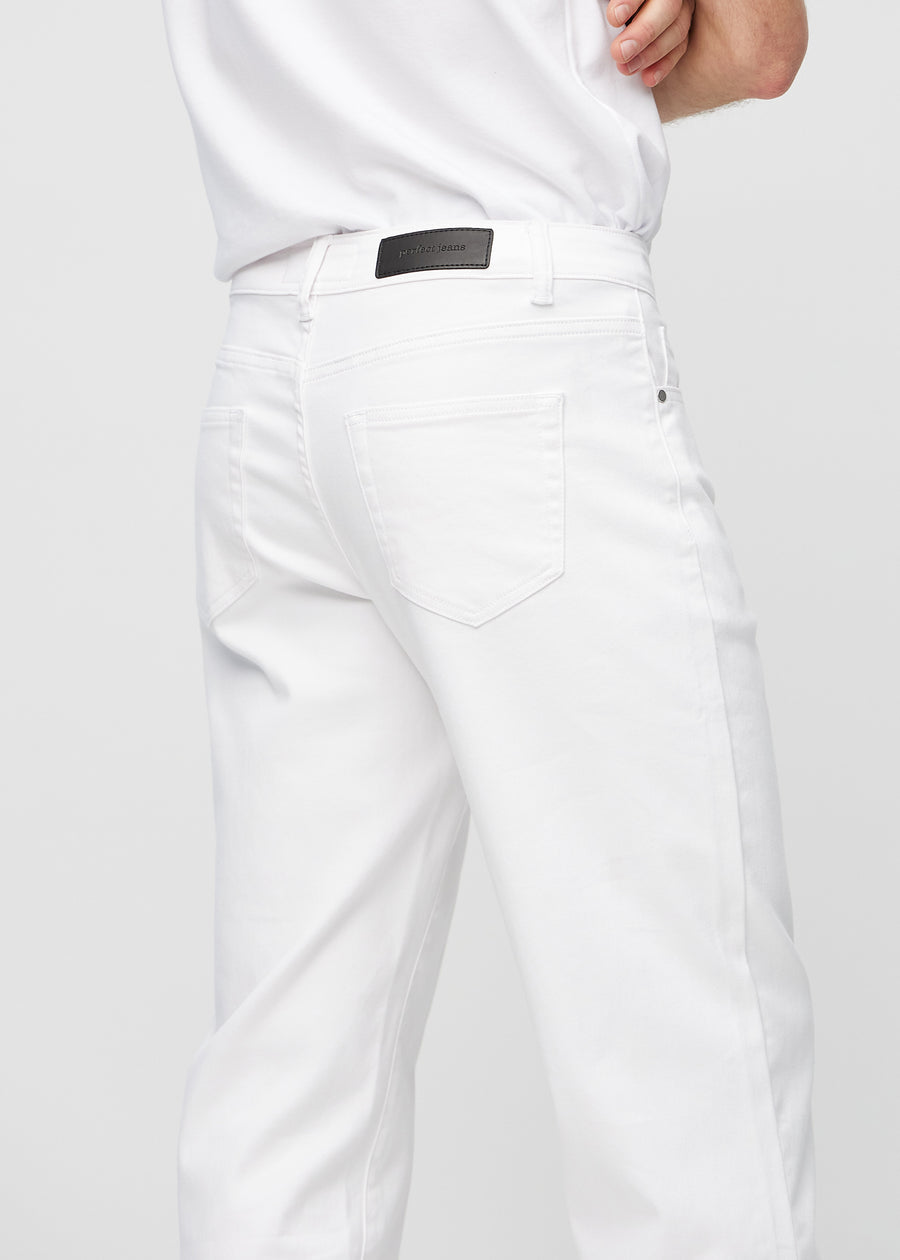 Hvite regular jeans sett bakfra på nært hold for å vise detaljer.