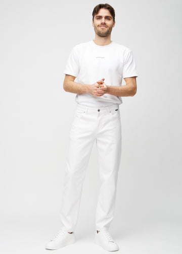 Fullt bilde av modell i hvite regular jeans.