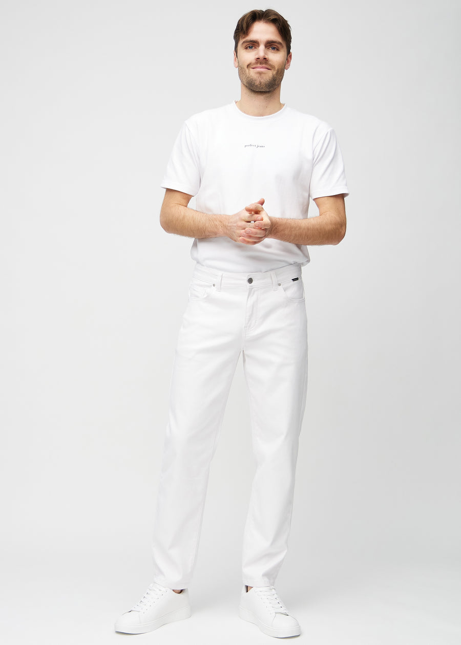 Fullt bilde av modell i hvite regular jeans.