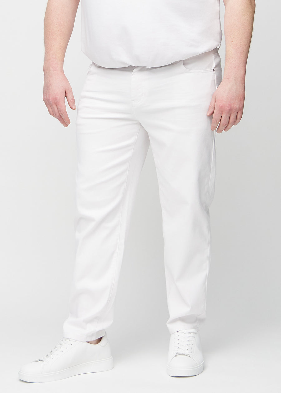 Hvite regular jeans, modellnavn Marguerites, som går rett ned langs benet på en plus-size-modell, sett forfra.