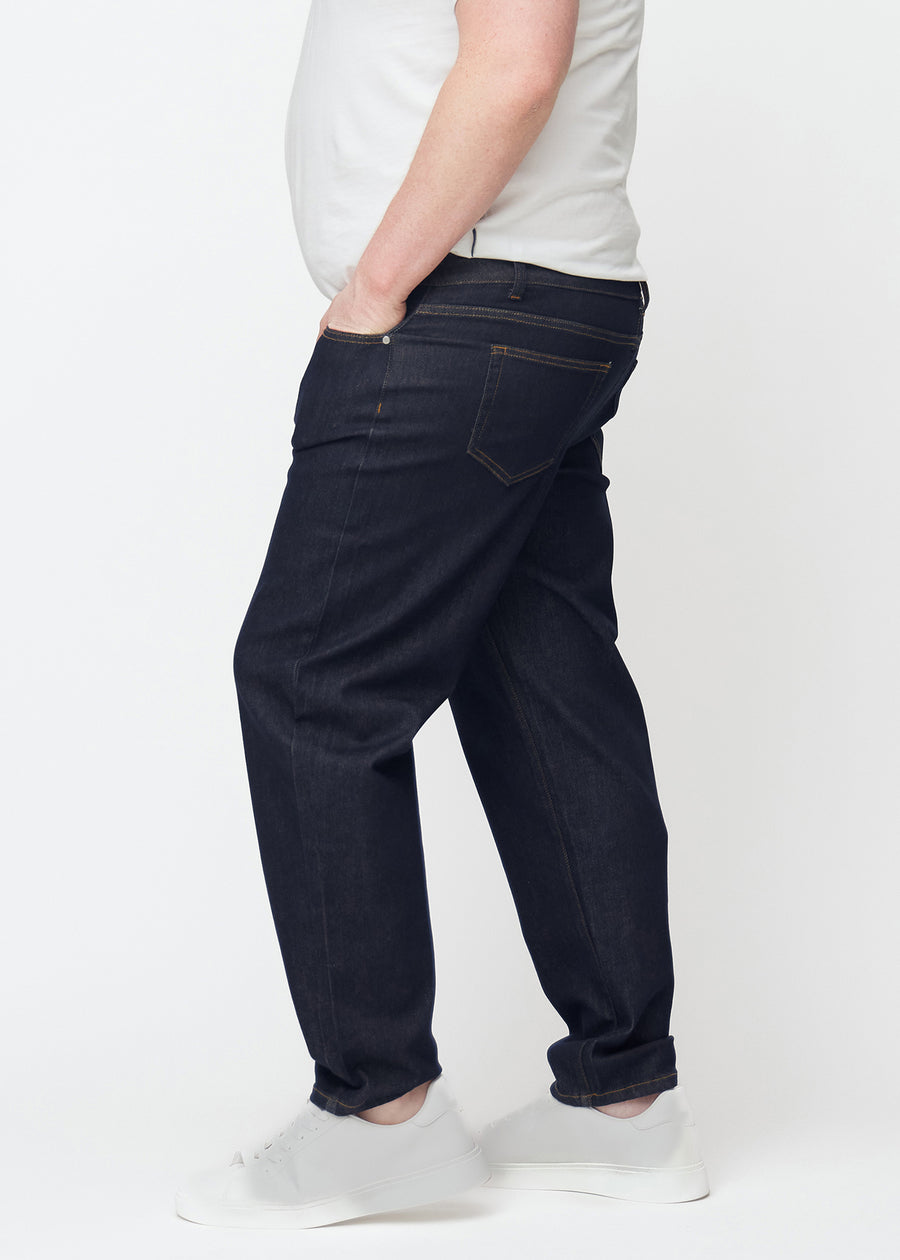 Dyp mørkeblå denim jeans til menn i fargen Midnights med regular passform sett fra siden på plus-size-modell.