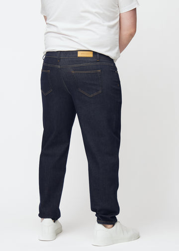 Dyp mørkeblå denim jeans til menn i fargen Midnights sett bakfra på plus-size-modell.