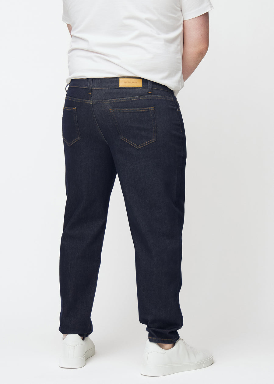 Dyp mørkeblå denim jeans til menn i fargen Midnights sett bakfra på plus-size-modell.