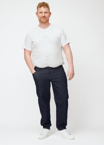 Fullt bilde av plus-size-modell i dyp mørkeblå denim jeans til menn i fargen Midnights med regular passform.