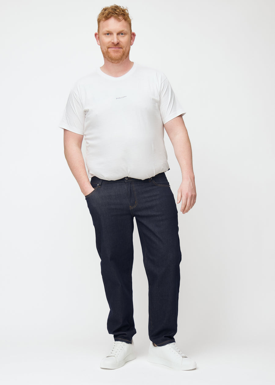 Fullt bilde av plus-size-modell i dyp mørkeblå denim jeans til menn i fargen Midnights med regular passform.