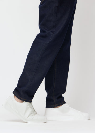 Dyp mørkeblå denim jeans til menn i fargen Midnights med regular passform sett på nært hold ved anklene på plus-size-modell for å vise den rette avslutningen.