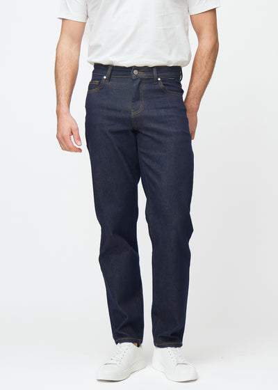 Dyp mørkeblå denim jeans til menn i fargen Midnights med regular passform, som sitter naturlig ved hoften og gir luft rundt bena, sett forfra.