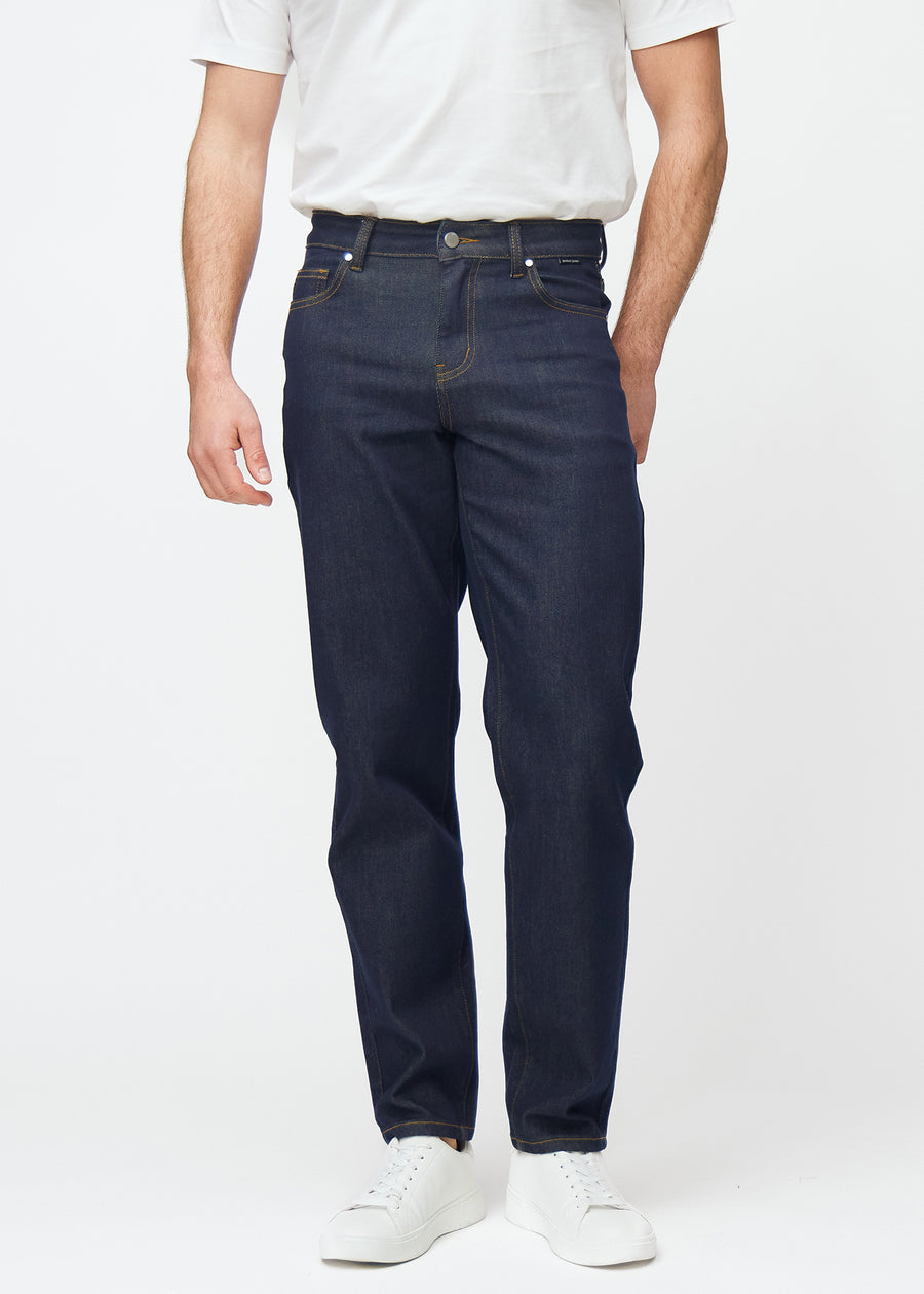 Dyp mørkeblå denim jeans til menn i fargen Midnights med regular passform, som sitter naturlig ved hoften og gir luft rundt bena, sett forfra.