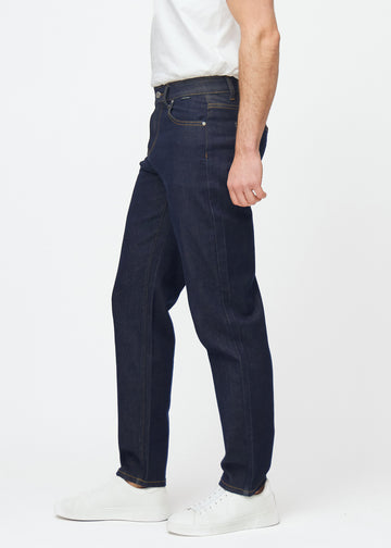 Dyp mørkeblå denim jeans til menn i fargen Midnights med regular passform sett fra siden på modell.