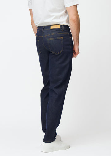 Dyp mørkeblå denim jeans til menn i fargen Midnights sett bakfra, slik at passformen kan sees.