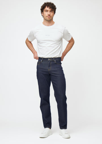 Fullt bilde av modell i dyp mørkeblå denim jeans til menn i fargen Midnights med regular passform.