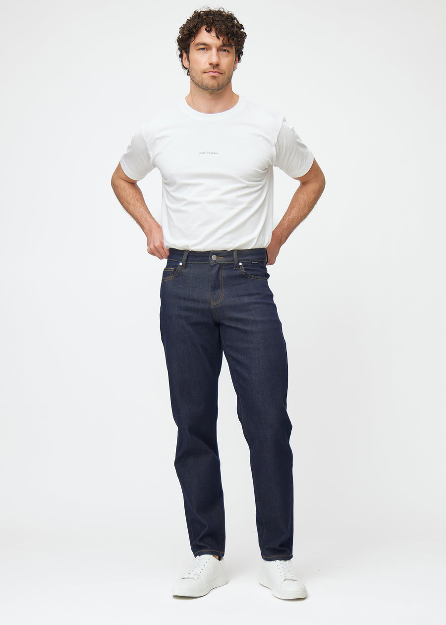 Fullt bilde av modell i dyp mørkeblå denim jeans til menn i fargen Midnights med regular passform.