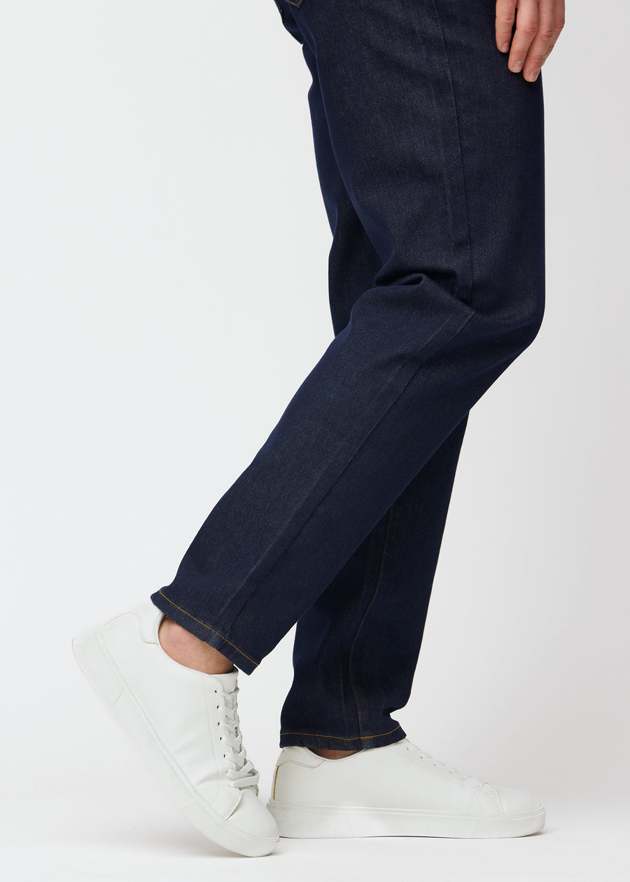 Dyp mørkeblå denim jeans til menn i fargen Midnights med regular passform sett på nært hold ved anklene for å vise den rette avslutningen.