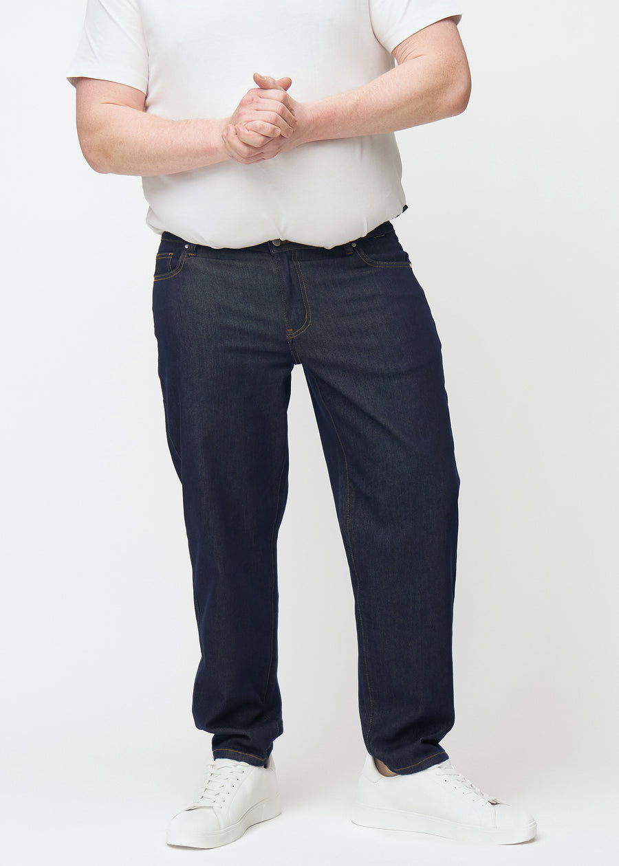Dyp mørkeblå denim jeans til menn i fargen Midnights med regular passform sett forfra på plus-size-modell.