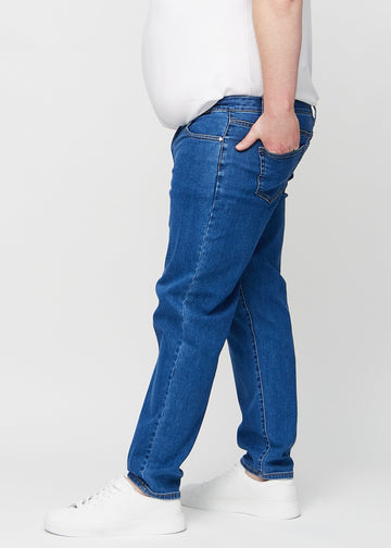 Mørkeblå denim regular jeans sett fra siden på en plus-size-modell.