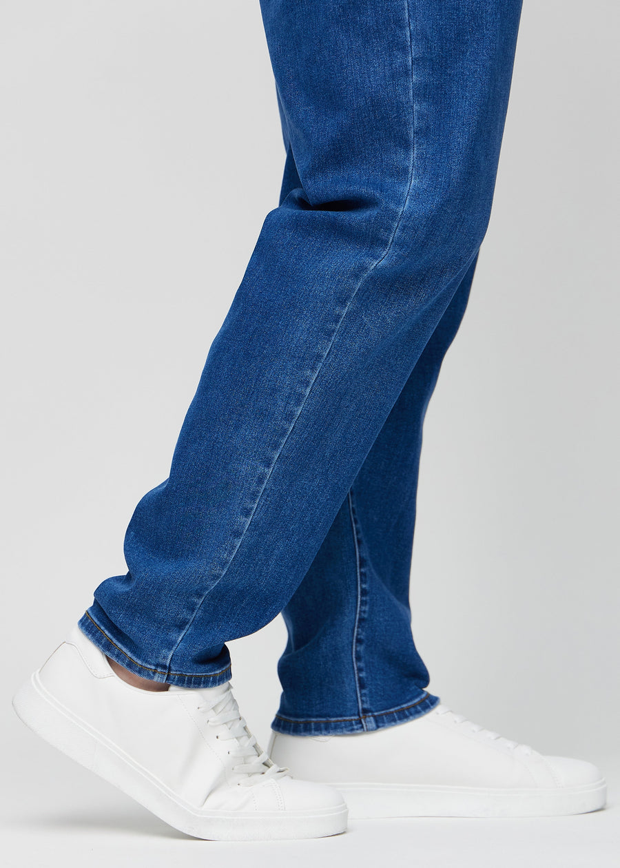 Anklene på en plus-size-modell, slik at man kan se hvor løst jeansene sitter.