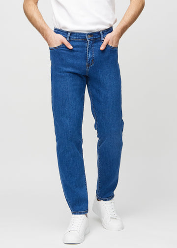 Mørkeblå denim regular jeans, modellnavn Oceans, som går rett ned langs benet, sett forfra.