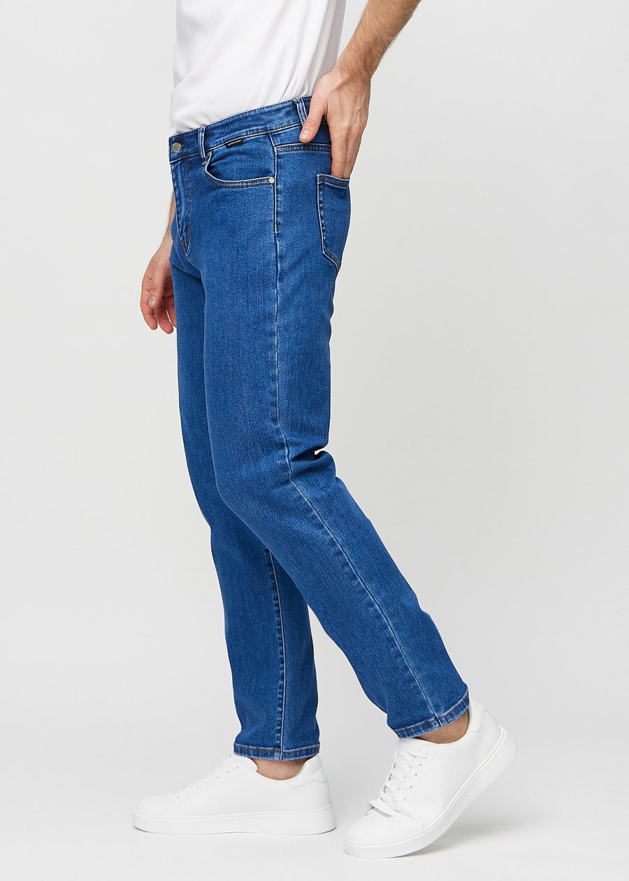 Mørkeblå denim regular jeans sett fra siden på modell.