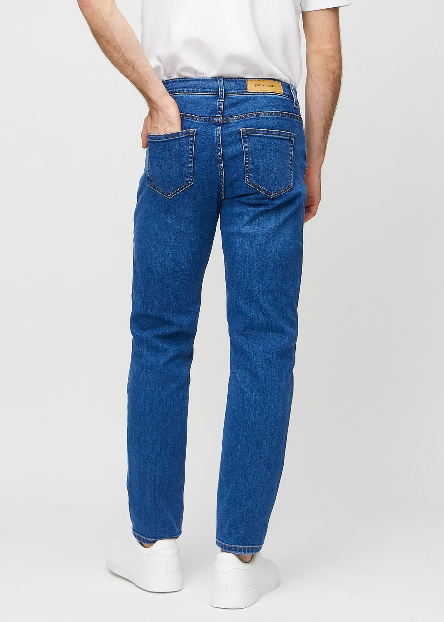 Mørkeblå denim regular jeans sett bakfra, slik at man kan se hele produktet.