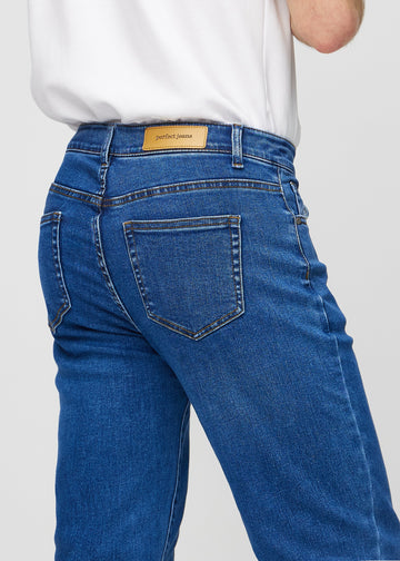 Mørkeblå denim regular jeans sett bakfra på nært hold for å vise detaljer.