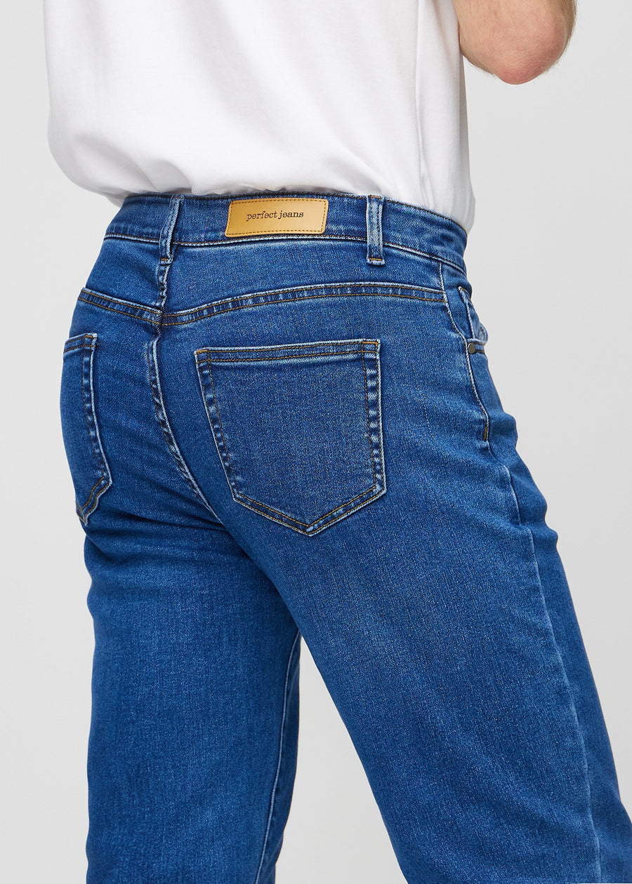 Mørkeblå denim regular jeans sett bakfra på nært hold for å vise detaljer.