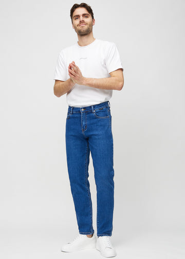 Fullt bilde av modell i mørkeblå denim regular jeans.