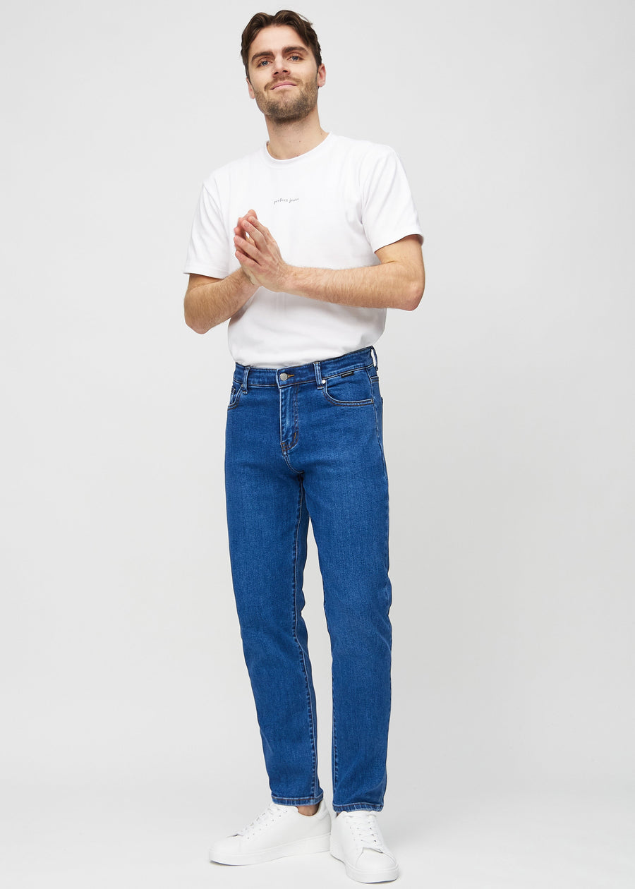 Fullt bilde av modell i mørkeblå denim regular jeans.