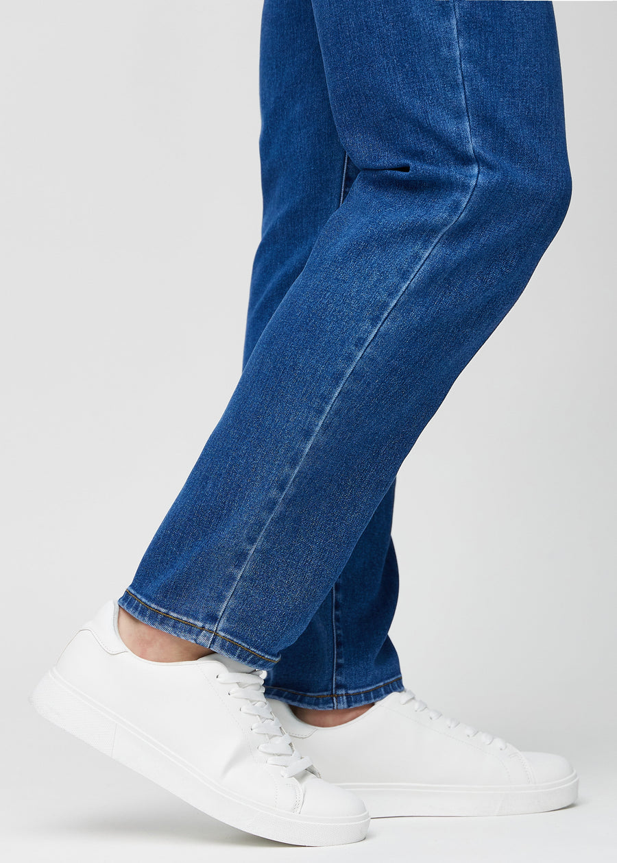 Anklene på en modell, slik at man kan se hvor løst jeansene sitter.