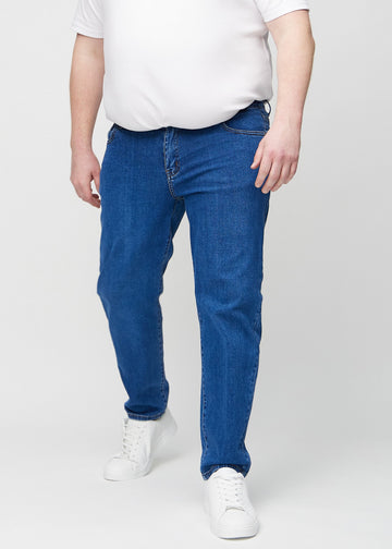 Mørkeblå denim regular jeans, modellnavn Oceans, som går rett ned langs benet på en plus-size-modell, sett forfra.