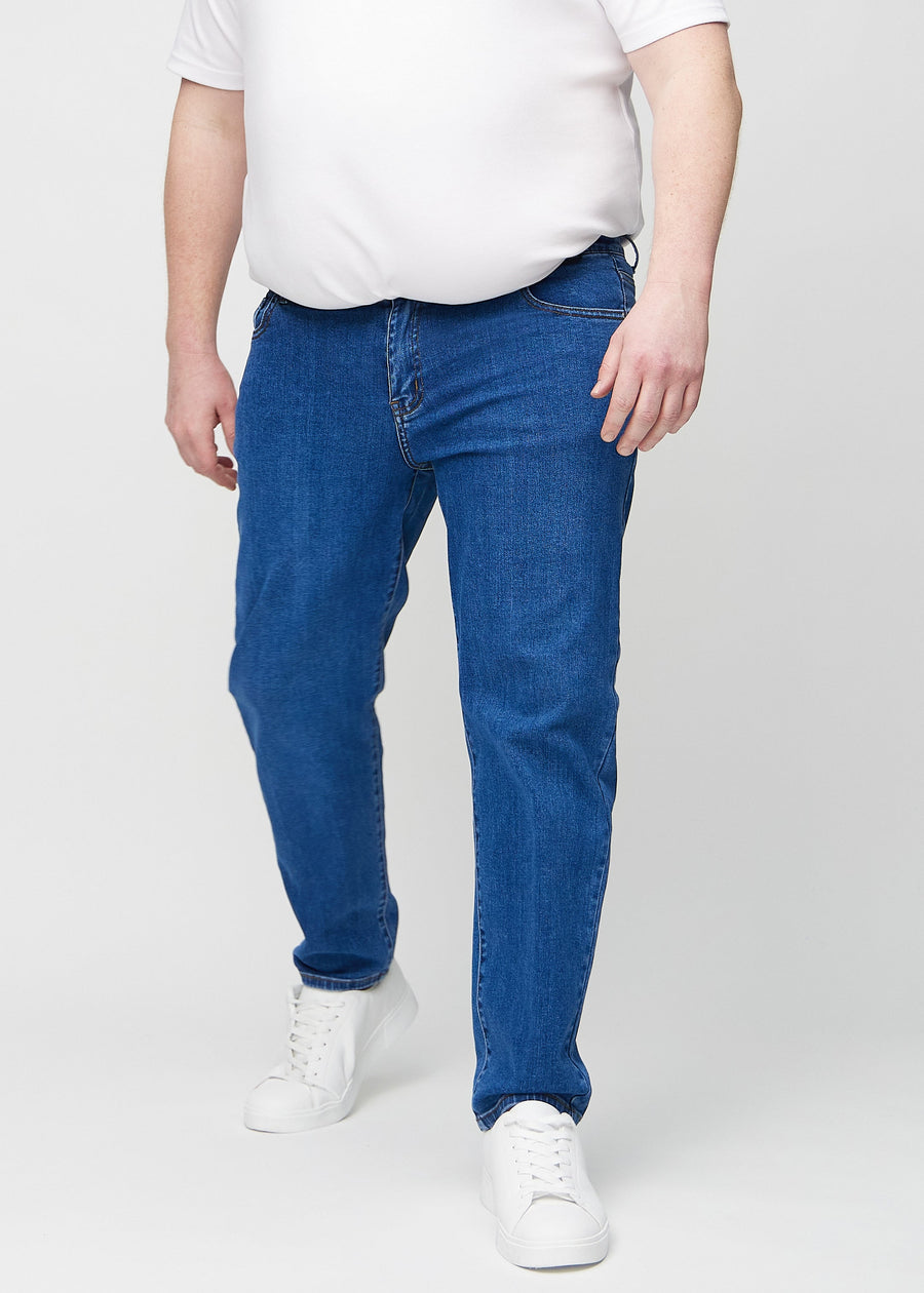 Mørkeblå denim regular jeans, modellnavn Oceans, som går rett ned langs benet på en plus-size-modell, sett forfra.