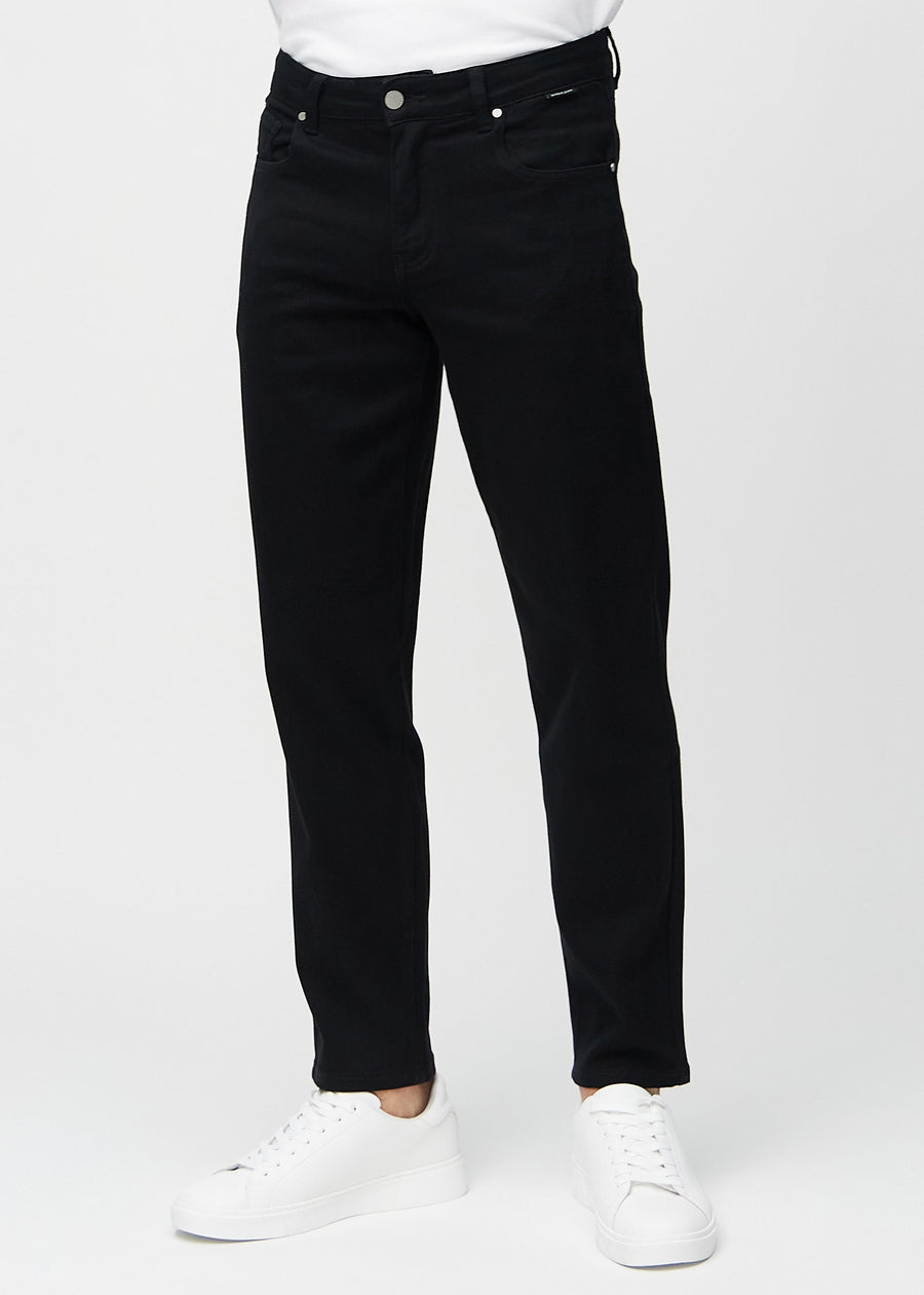 Svarte regular jeans, modellnavn Ravens, som går rett ned langs benet, sett forfra.