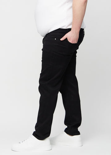 Svarte regular jeans sett fra siden på en plus-size-modell.