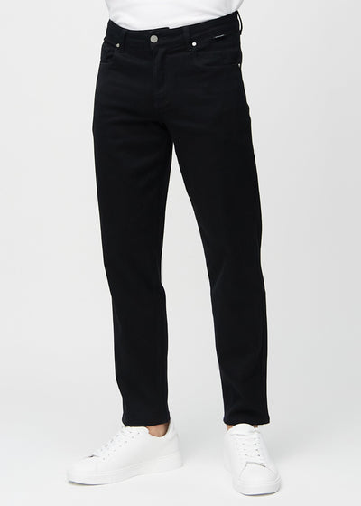 Svarte regular jeans, modellnavn Ravens, som går rett ned langs benet, sett forfra.