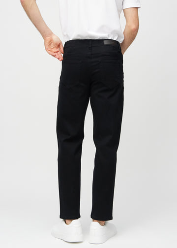 Svarte regular jeans sett bakfra, så man kan se hele produktet.