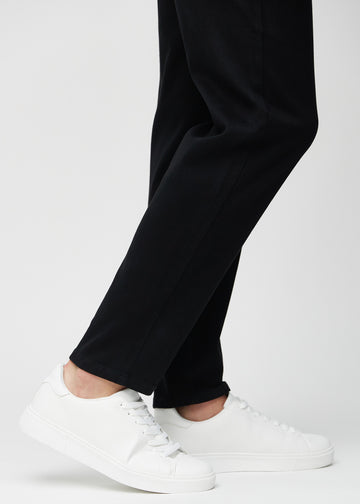 Anklene på en modell, så man kan se hvor løst jeansene sitter.