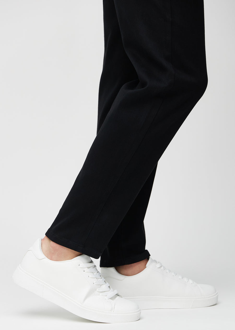 Anklene på en modell, så man kan se hvor løst jeansene sitter.