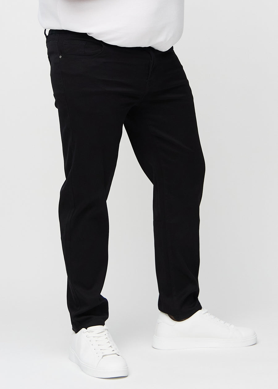 Svarte regular jeans, modellnavn Ravens, som går rett ned langs benet på en plus-size-modell, sett forfra.