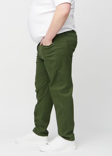 Mørkegrønne regular jeans sett fra siden på en plus-size-modell.