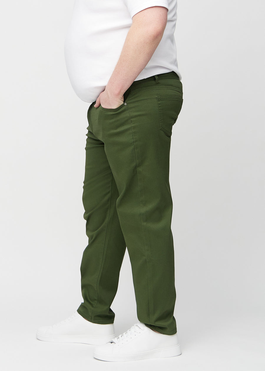 Mørkegrønne regular jeans sett fra siden på en plus-size-modell.